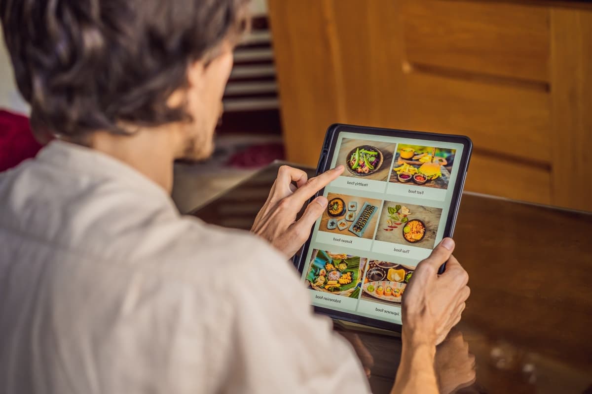 How HisabKarLay online ordering apps work - Step by step process showing customer ordering, restaurant receiving orders, and order fulfillment workflow